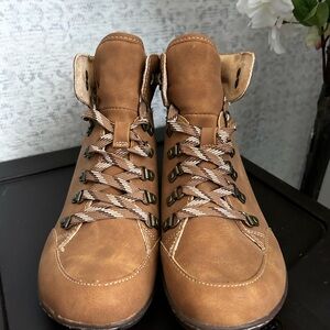 ‘New’ B.O.C. Boots size 8